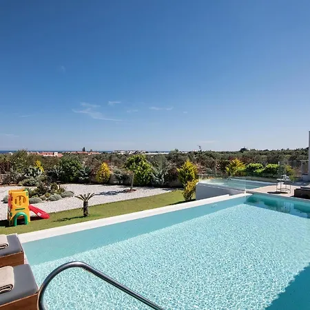 Alba Bianca Villa, Family Retreat With Heated Pool By Thinkvilla * הרסוניסוס